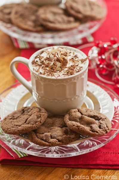 Take this holiday classic to the next level by adding chocolate, these chocolate ginger molasses cookies will be a family favourite. | livinglou.com