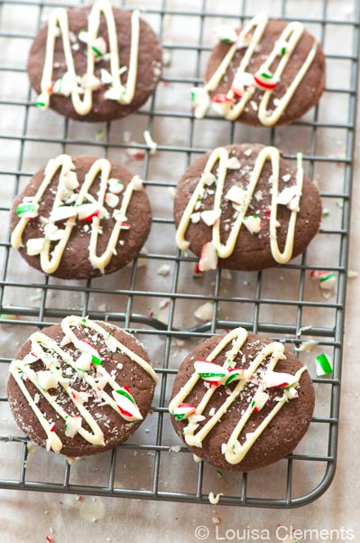 Chocolate cookies flavoured with peppermint and drizzle with white chocolate and crushed candy canes are the perfect holiday cookie. | livinglou.com