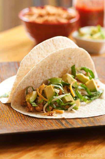 Get dinner on the table quickly with this simple recipe for slow cooker shredded chicken tacos. | livinglou.com