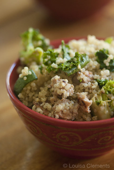 quinoa bowl with broccoli, zucchini and kale
