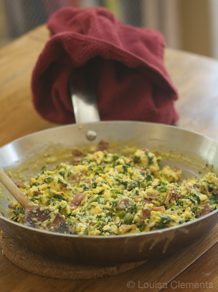 scrambled eggs with kale and prosciutto