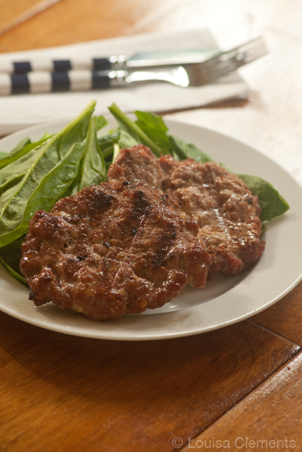 Get grilling with this easy and healthy recipe for 5 ingredient turkey burgers made with ground turkey, mayonnaise, garlic, lemon and chili flakes. | livinglou.com