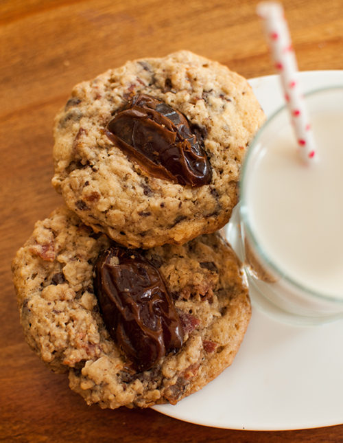 Combine Medjool dates with bacon and chocolate for the ultimate sweet and savoury date bacon chocolate chip cookies. | livinglou.com