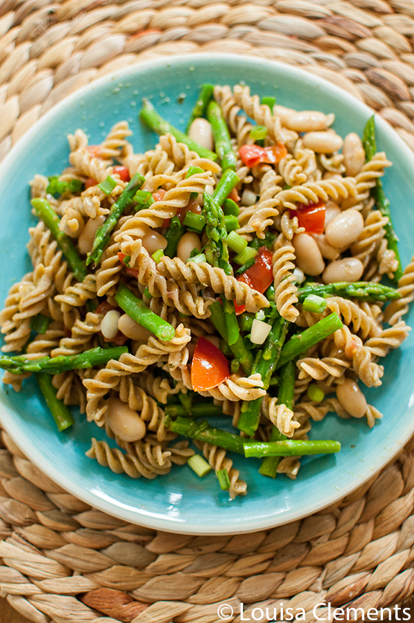 Asparagus and White Bean Pesto Pasta is the perfect light spring vegetarian dinner. | livinglou.com