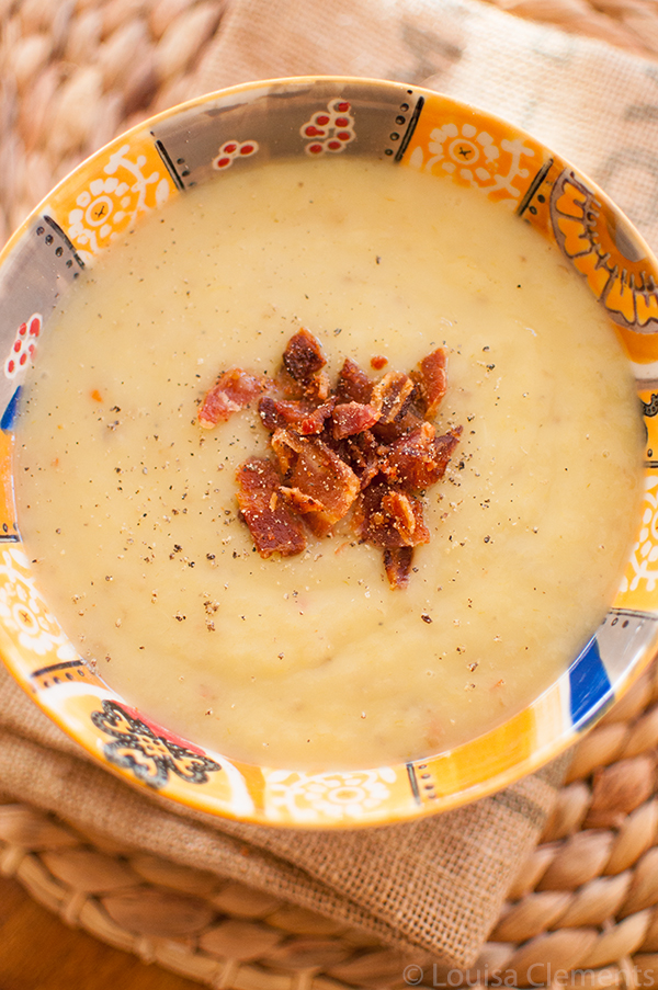 Get a comforting dinner on the table with just five ingredients with this healthy recipe for leek and potato soup. | livinglou.com