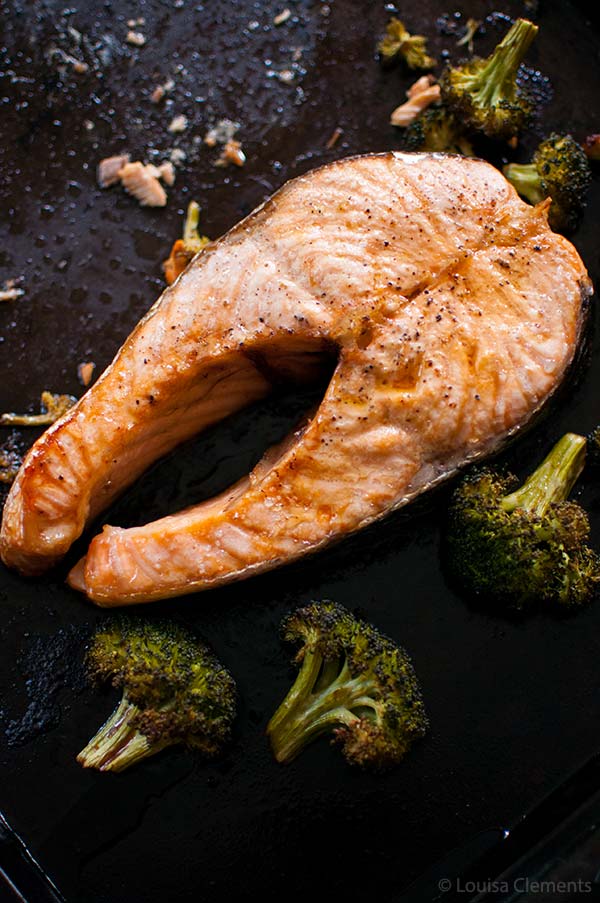 One pan and five ingredients is all it takes for this recipe for one sheet roasted salmon steaks and broccoli. | livinglou.com