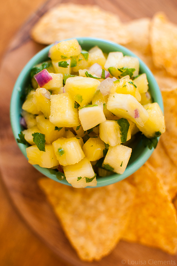 Try something a little different with this simple and healthy recipe for pineapple salsa. | livinglou.com