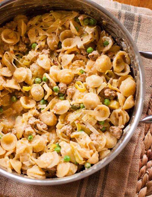 Simple and comforting this sausage and leek pasta makes the perfect weeknight supper. | livinglou.com