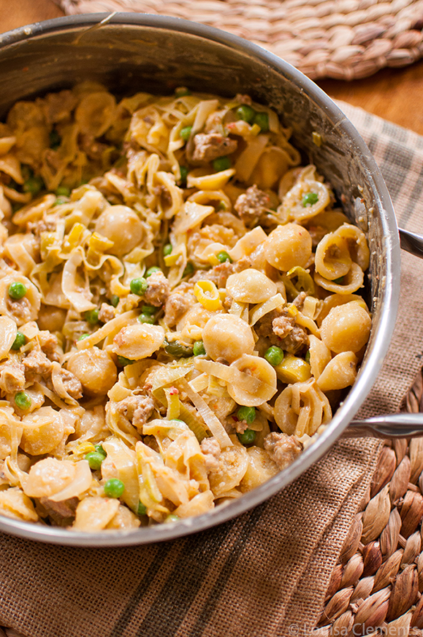 Simple and comforting this sausage and leek pasta makes the perfect weeknight supper. | livinglou.com