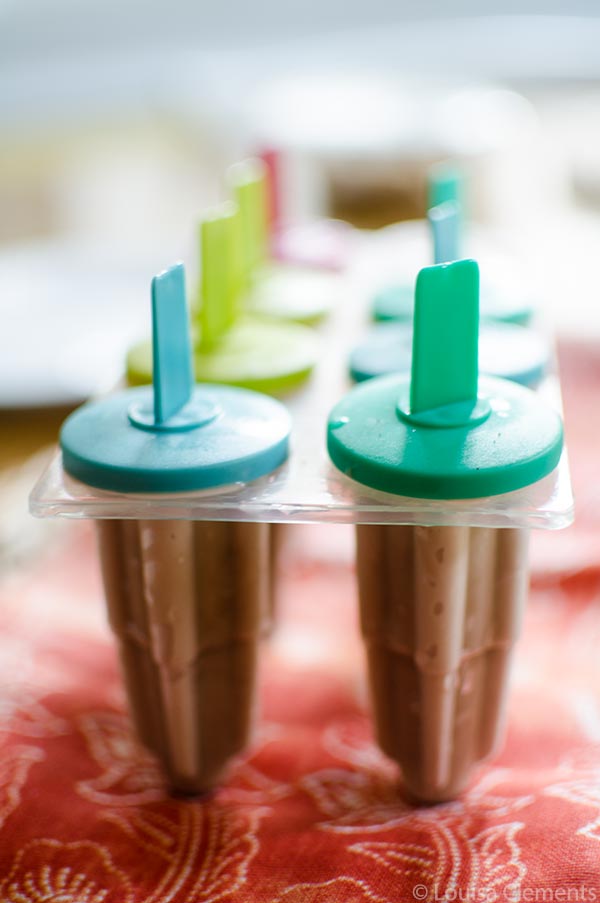 Maple mocha fudge pops are the perfect cold treat for the summer. | livinglou.com