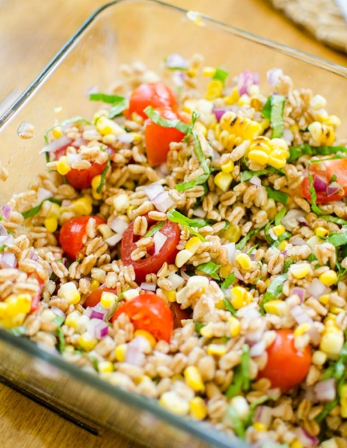 Charred corn and farro salad is packed with fresh basil and tomatoes for the perfect summer salad. | livinglou.com