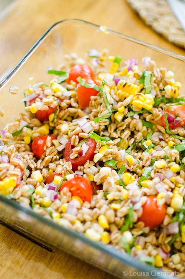 Charred corn and farro salad is packed with fresh basil and tomatoes for the perfect summer salad. | livinglou.com