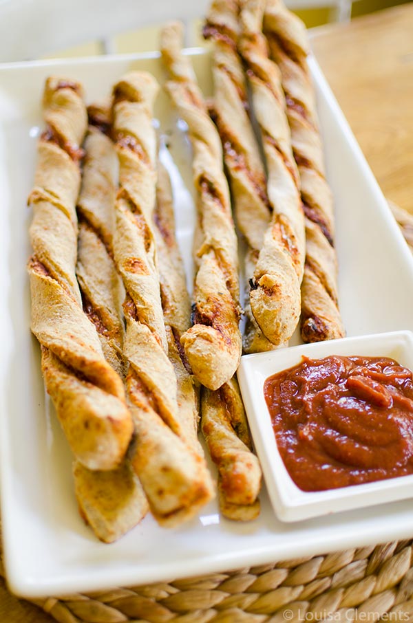 Easy to make and super-kid friendly, this recipe for homemade pizza twists is perfect for a school lunch. | www.livinglou.com