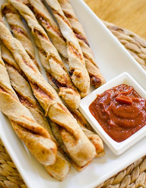 Easy to make and super-kid friendly, this recipe for homemade pizza twists is perfect for a school lunch. | www.livinglou.com