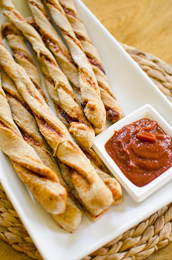 Easy to make and super-kid friendly, this recipe for homemade pizza twists is perfect for a school lunch. | www.livinglou.com
