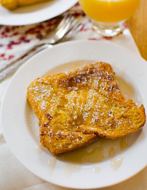 Get breakfast ready the night before with this recipe for overnight, make ahead pumpkin french toast. | www.livinglou.com