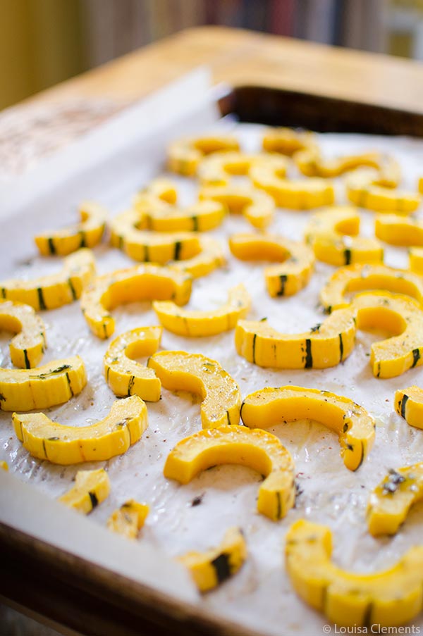 Flavoured with fresh thyme, roasted delicata squash is the perfect and most beautiful side dish for fall. | livinglou.com