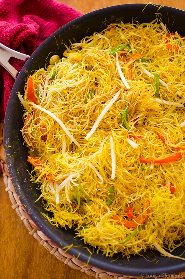Make your favourite takeout vegetarian with this simple recipe for vegetarian Singapore noodles. | livinglou.com