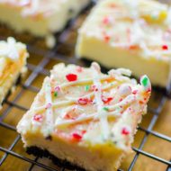 Peppermint cheesecake bars are the ultimate make-ahead potluck dessert. With an oreo base, white chocolate and crushed candy canes. | livinglou.com