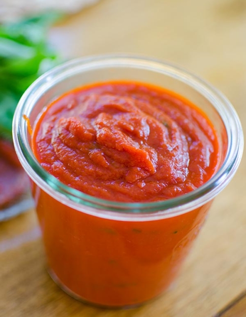 Make restaurant worthy marinara sauce at home with this 20 minute homemade marinara sauce recipe. | livinglou.com