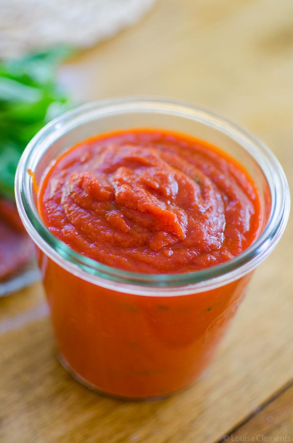 Make restaurant worthy marinara sauce at home with this 20 minute homemade marinara sauce recipe. | livinglou.com