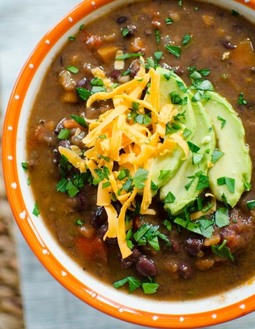 A healthy vegetarian soup recipe, this slow cooker black bean soup is so easy to make and loaded with spice, black beans and carrots. | livinglou.com