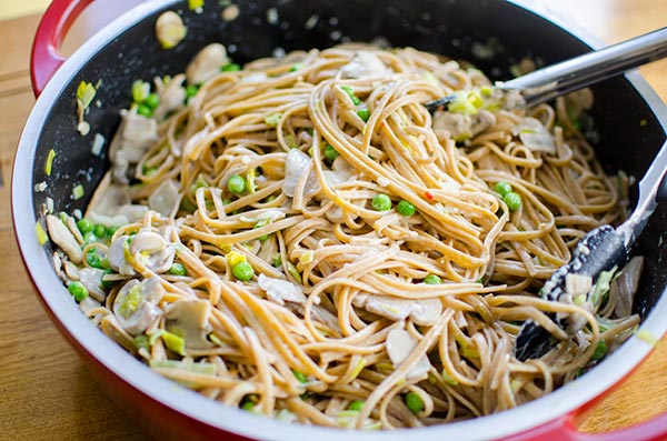 Get dinner on the table quickly with this vegetarian one-pot mushroom and leek pasta with peas and a light creamy sauce. | livinglou.com