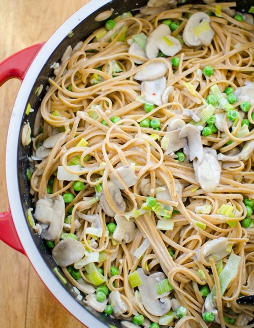 This one-pot pasta recipe is loaded with mushrooms, leeks and peas and is the perfect quick dinner. | livinglou.com