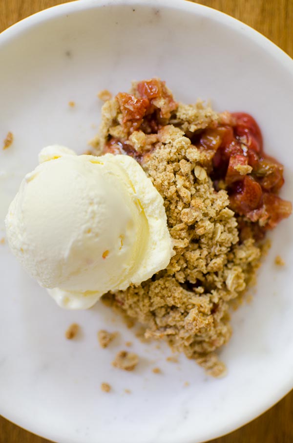 Strawberry rhubarb crisp is the perfect spring dessert with a hint of vanilla and cinnamon. | livinglou.com