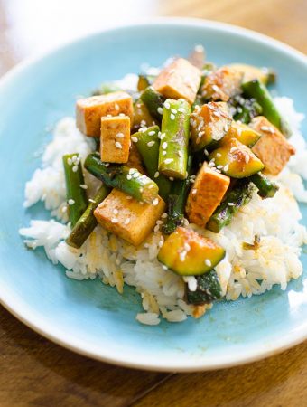 A healthy vegetarian dinner perfect for the spring and summer with fresh asparagus and zucchini. | livinglou.com