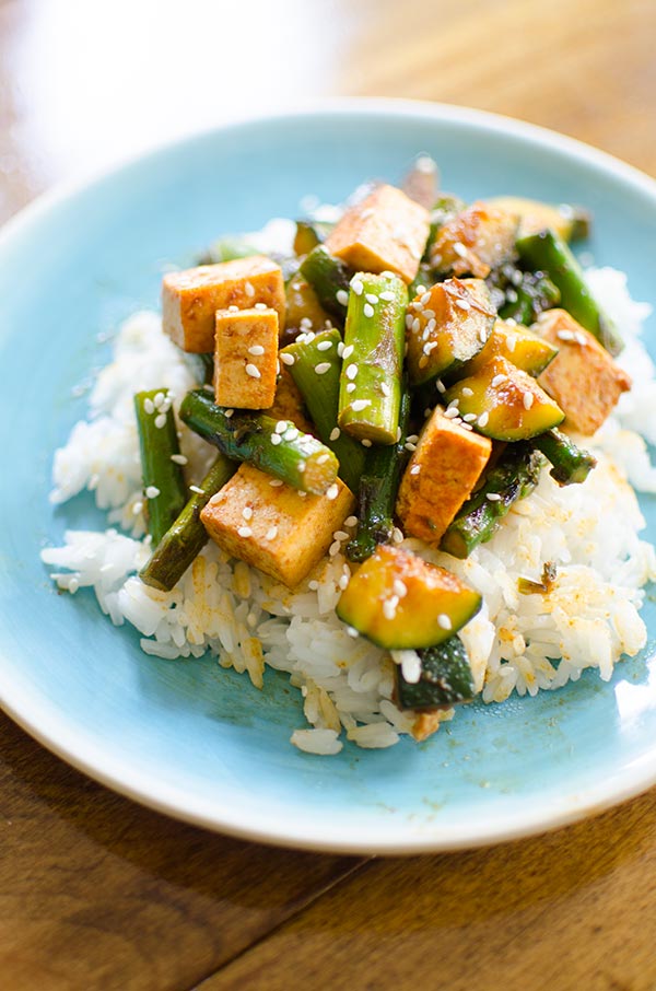 This asparagus, zucchini and tofu stir-fry is healthy vegetarian dinner perfect for the spring and summer. | livinglou.com