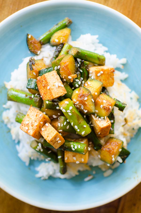 This asparagus, zucchini and tofu stir-fry is healthy vegetarian dinner perfect for the spring and summer. | livinglou.com