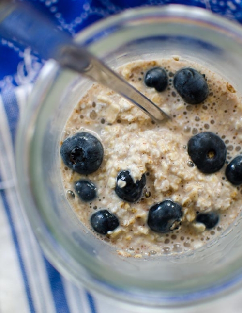 Make breakfast the night before with this recipe for blueberry overnight oats. | livinglou.com