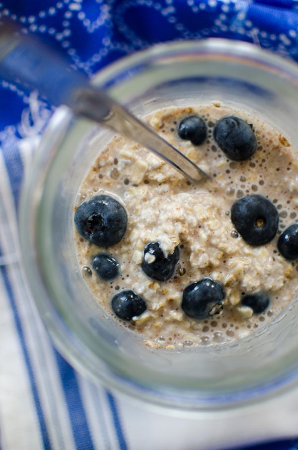 Make breakfast the night before with this recipe for blueberry overnight oats. | livinglou.com