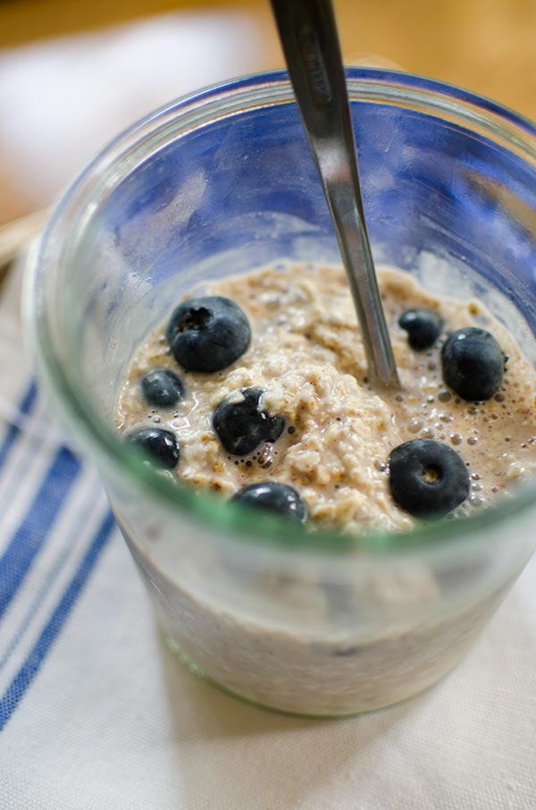 Make breakfast the night before with this recipe for blueberry overnight oats. | livinglou.com