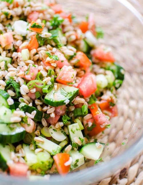 A traditional tabbouleh salad gets an update using farro for a simple and healthy farro tabbouleh salad. | livinglou.com