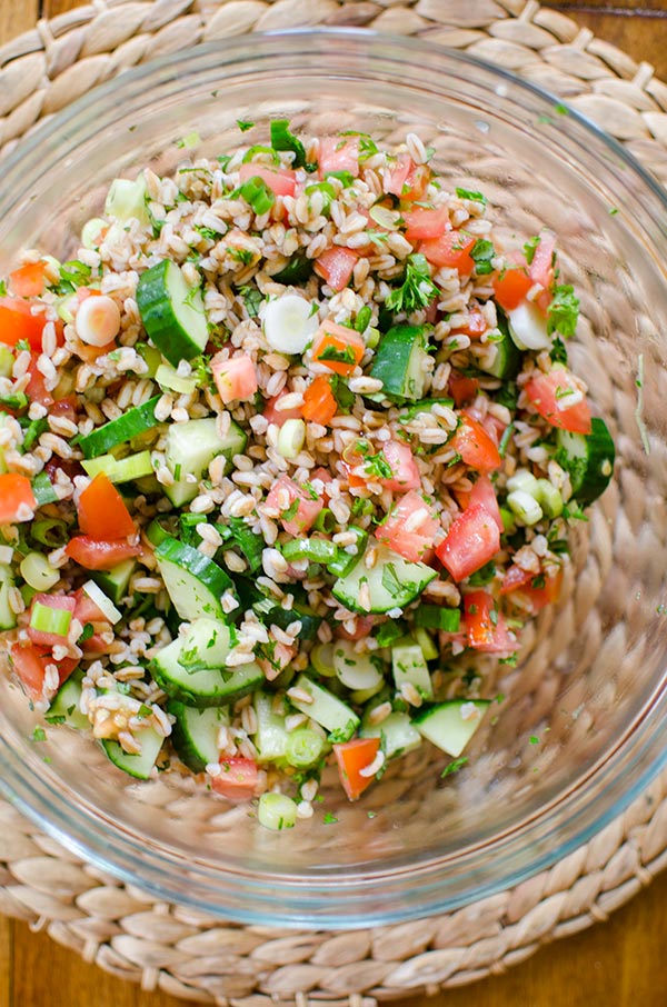 A traditional tabbouleh salad gets an update using farro for a simple and healthy farro tabbouleh salad. | livinglou.com