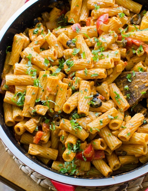 A delicious chicken rigatoni with red peppers, mushrooms and olives. | livinglou.com