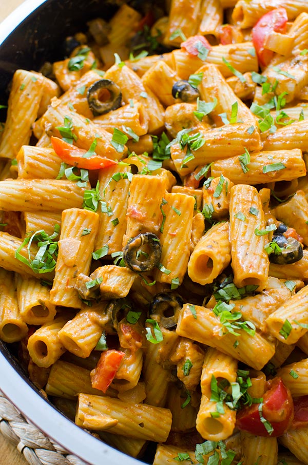 A delicious chicken rigatoni with red peppers, mushrooms and olives. | livinglou.com