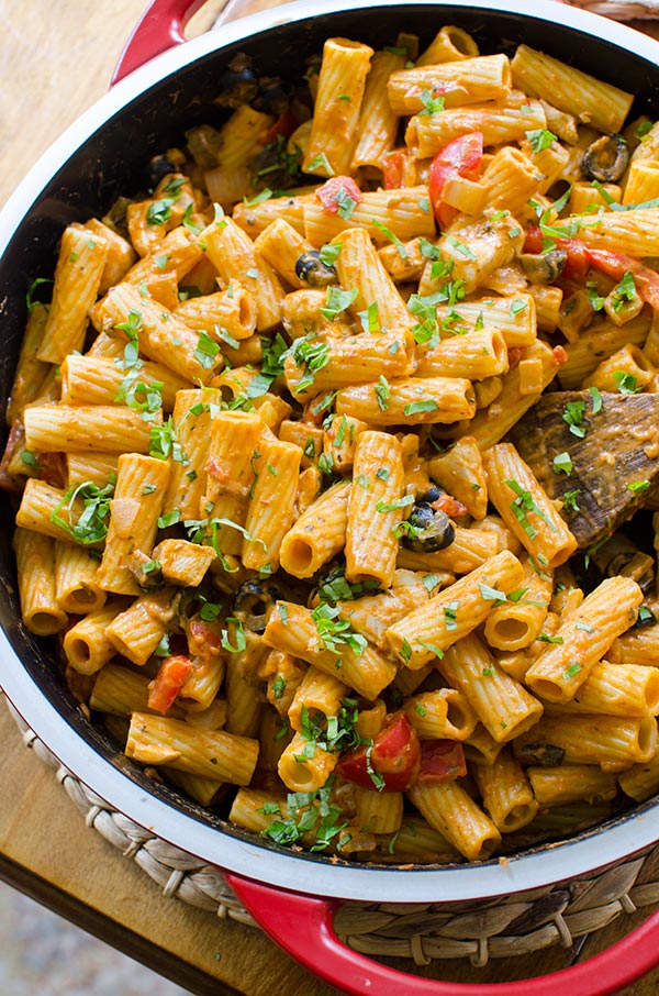 A delicious chicken rigatoni with red peppers, mushrooms and olives. | livinglou.com