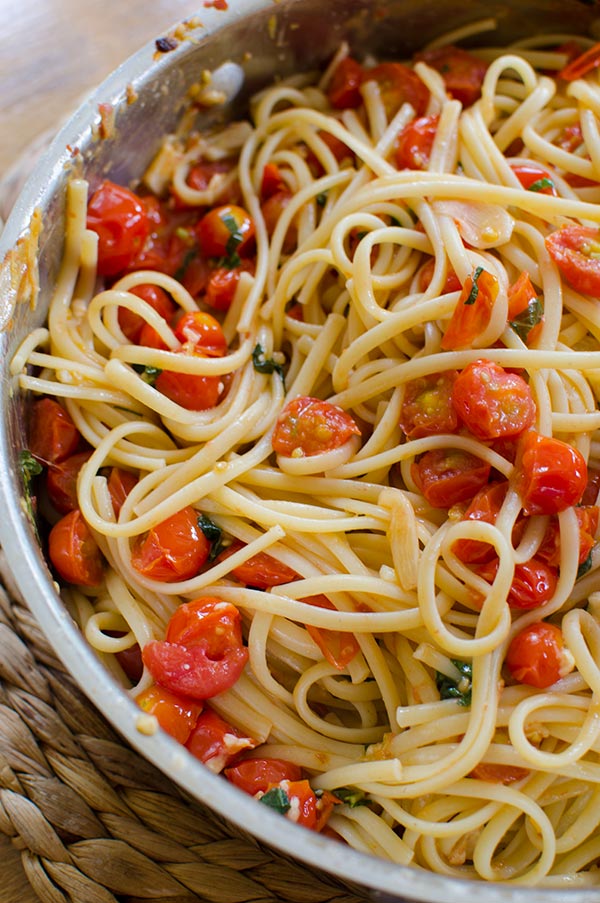 Pasta with cherry tomatoes, garlic and basil. | livinglou.com