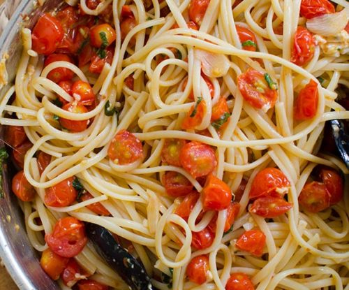 Pasta with cherry tomatoes, garlic and basil. | livinglou.com