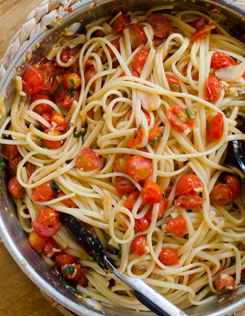 Pasta with cherry tomatoes, garlic and basil. | livinglou.com