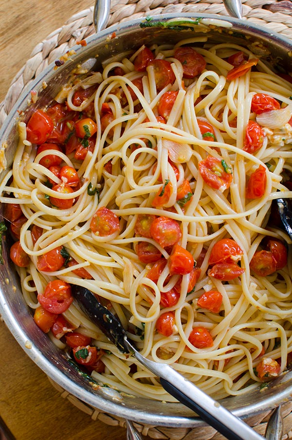 Pasta with cherry tomatoes, garlic and basil. | livinglou.com