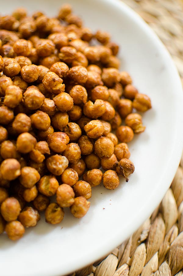 Crispy chickpeas flavoured with tandoori spice made in the airfryer. | livinglou.com