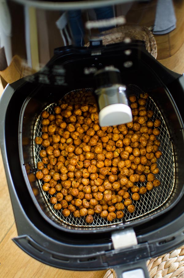 Crispy chickpeas flavoured with tandoori spice made in the Airfryer. | livinglou.com