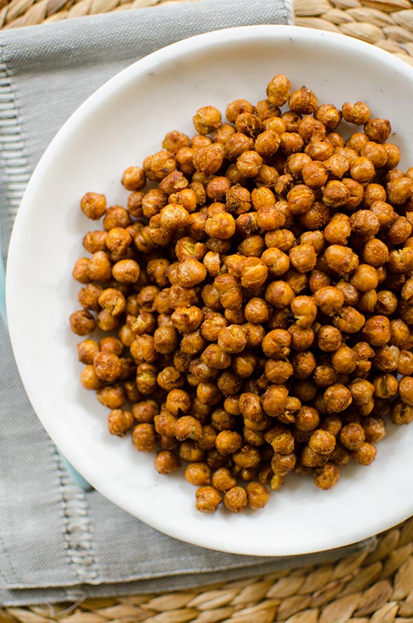 Crispy chickpeas flavoured with tandoori spice made in the Airfryer. | livinglou.com 