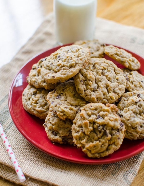 Peanut Butter-Oatmeal Chocolate Chunk Cookies are the best chocolate peanut butter cookie recipe out there. | livinglou.com