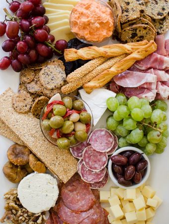 How to build the ultimate cheeseboard for the holidays. | livinglou.com