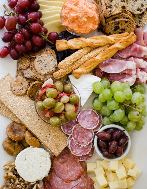 How to build the ultimate cheeseboard for the holidays. | livinglou.com